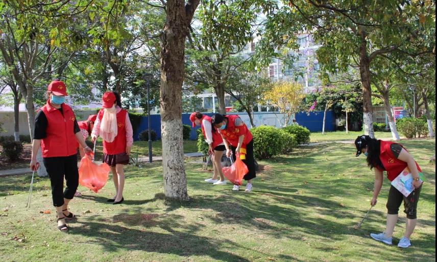 志愿者清扫卫生(李芸莲 摄).jpg 志愿者清扫卫生(李芸莲 摄).jpg