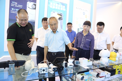 姚国华罗萍等在云南润盛电子产业园区,调研园区建设和企业入驻发展情况6.JPG 姚国华罗萍等在云南润盛电子产业园区,调研园区建设和企业入驻发展情况6.JPG