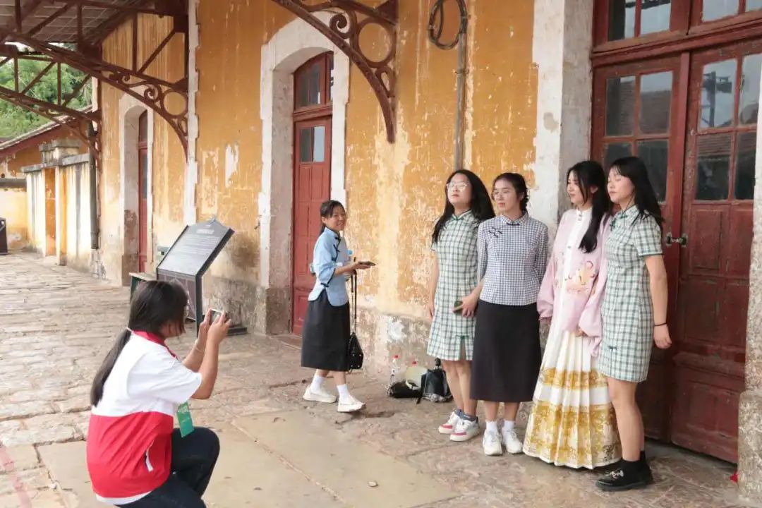 游人在蒙自碧色寨景区合影。赵钒雅摄.JPG 游人在蒙自碧色寨景区合影。赵钒雅摄.JPG