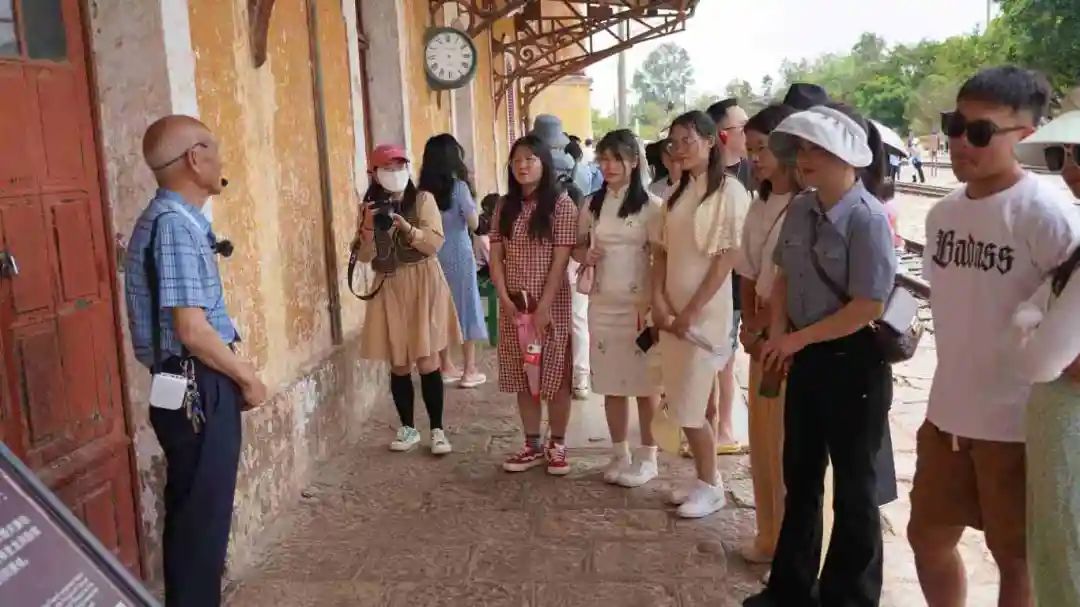 志愿者沈家荣(左)在蒙自碧色寨景区为游客讲解碧色寨历史。胡文摄.jpg 志愿者沈家荣(左)在蒙自碧色寨景区为游客讲解碧色寨历史。胡文摄.jpg